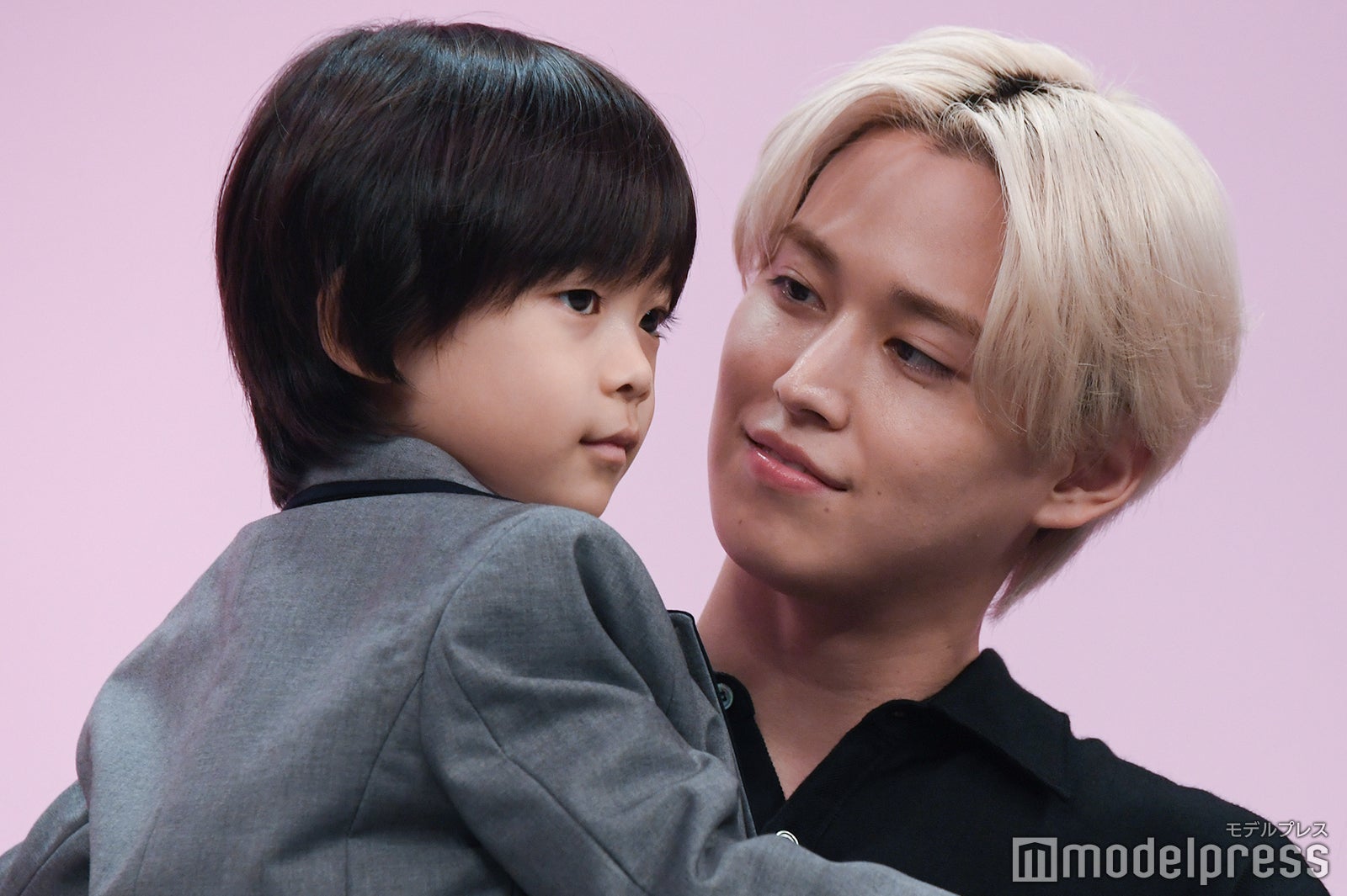 佐藤大空を優しい笑顔で見つめる白岩瑠姫（C）モデルプレス