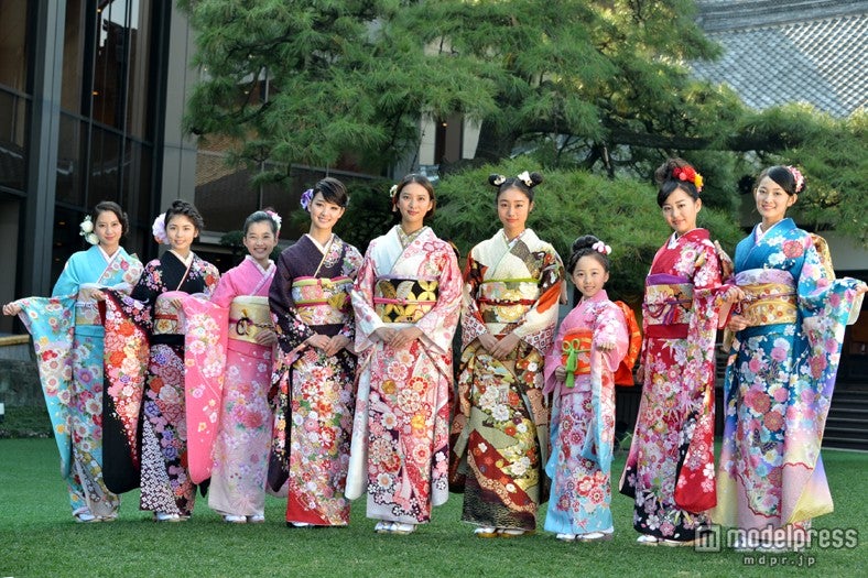 武井咲、剛力彩芽らオスカー美女が艶やか晴れ着姿で集結