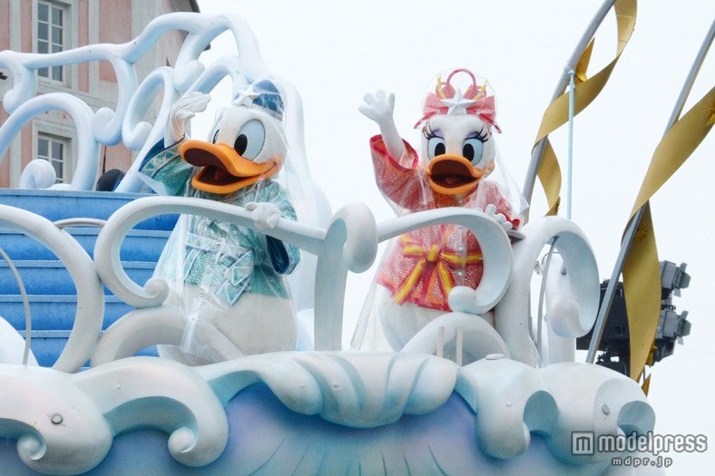 TDS「七夕グリーティング」ドナルド、デイジー（雨天バージョン）