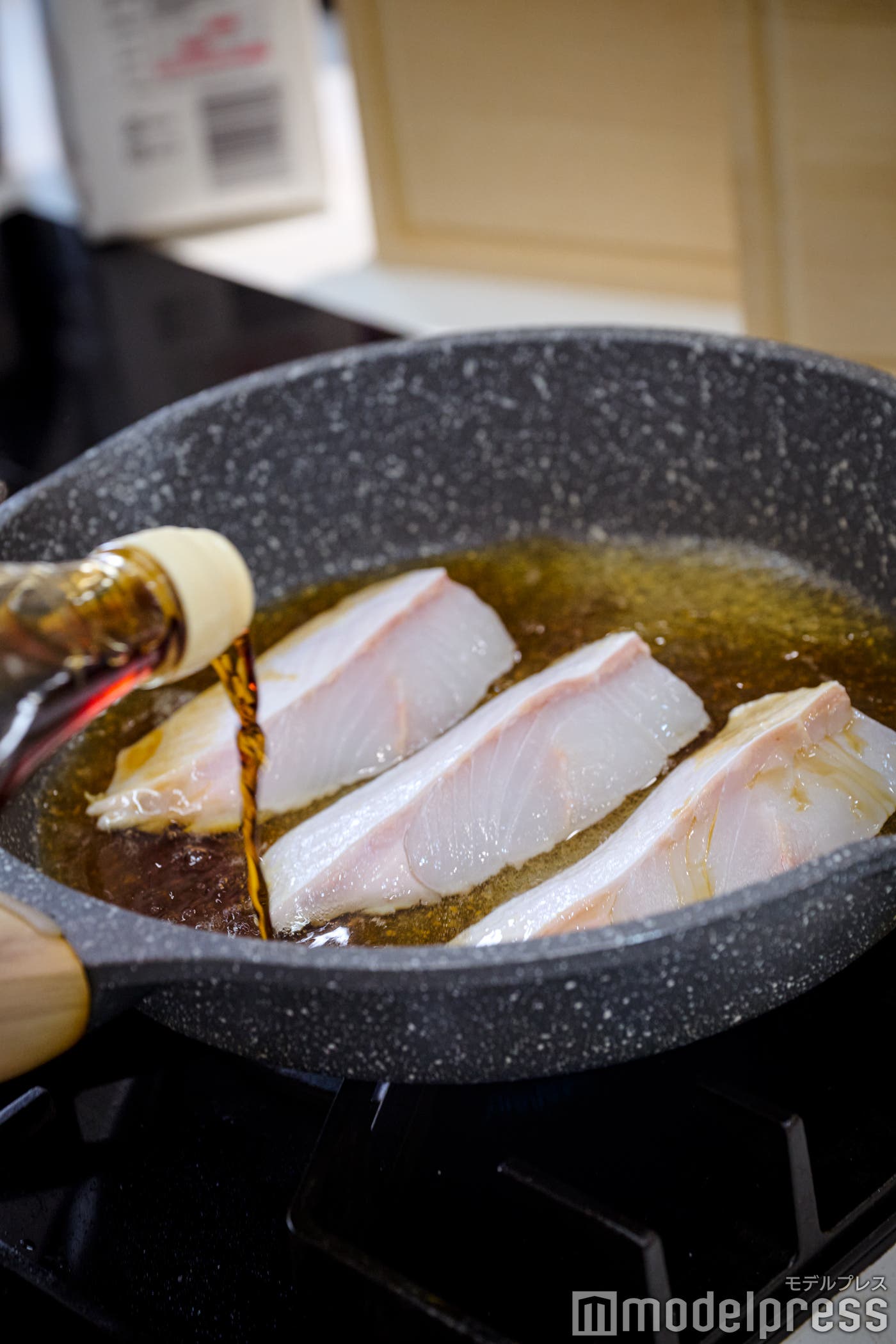 目分量でカレイの煮付けを作っていく(C)モデルプレス