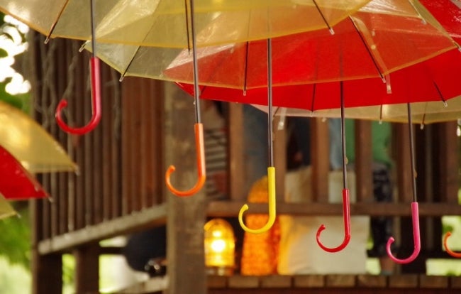 傘の森が「晴⇒雨⇒虹」のイメージカラーに変化／画像提供：拓匠開発