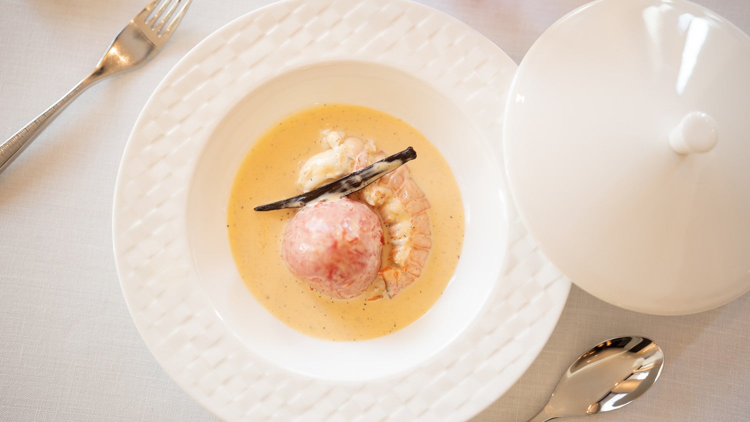 NARISAWAコラボレーションメニューサンプル（伊勢海老 バニラ トマト）／画像提供：カタール航空