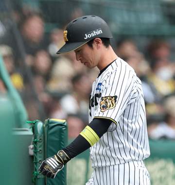 阪神・近本が病院へ 八回に左手首付近に死球を受け負傷交代 患部にアイシング スタンドからは怒号