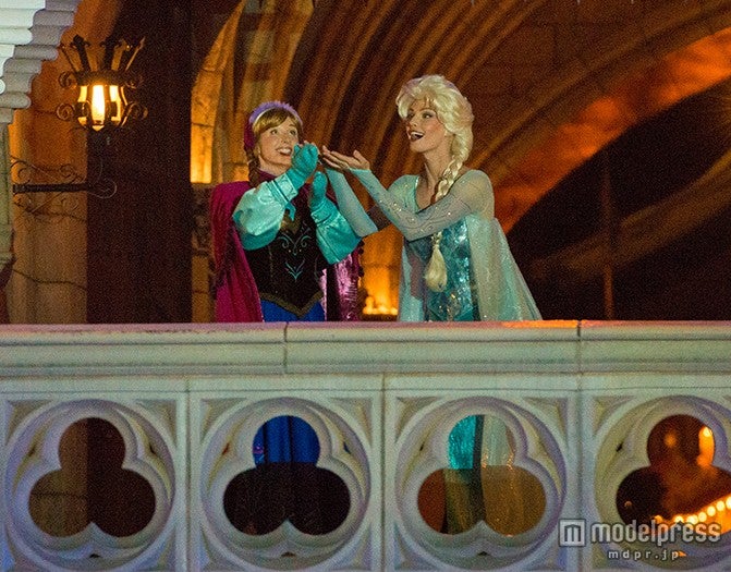 シンデレラ城の下で楽しそうに遊んでいたアナとエルサ（イメージ）／（C）Disney