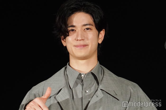 奈緒の誕生日をサプライズで祝福した中島裕翔(C)モデルプレス