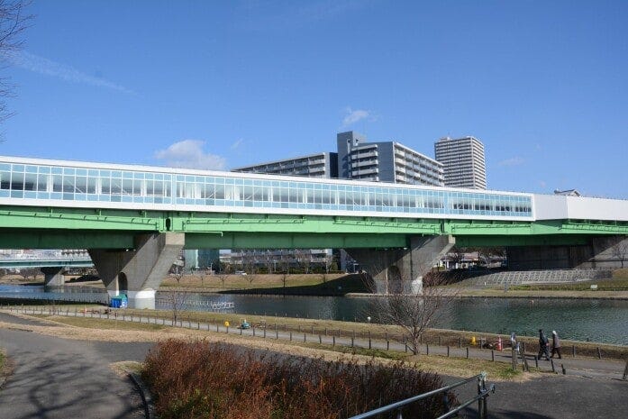 旧中川をまたいでいる東大島駅