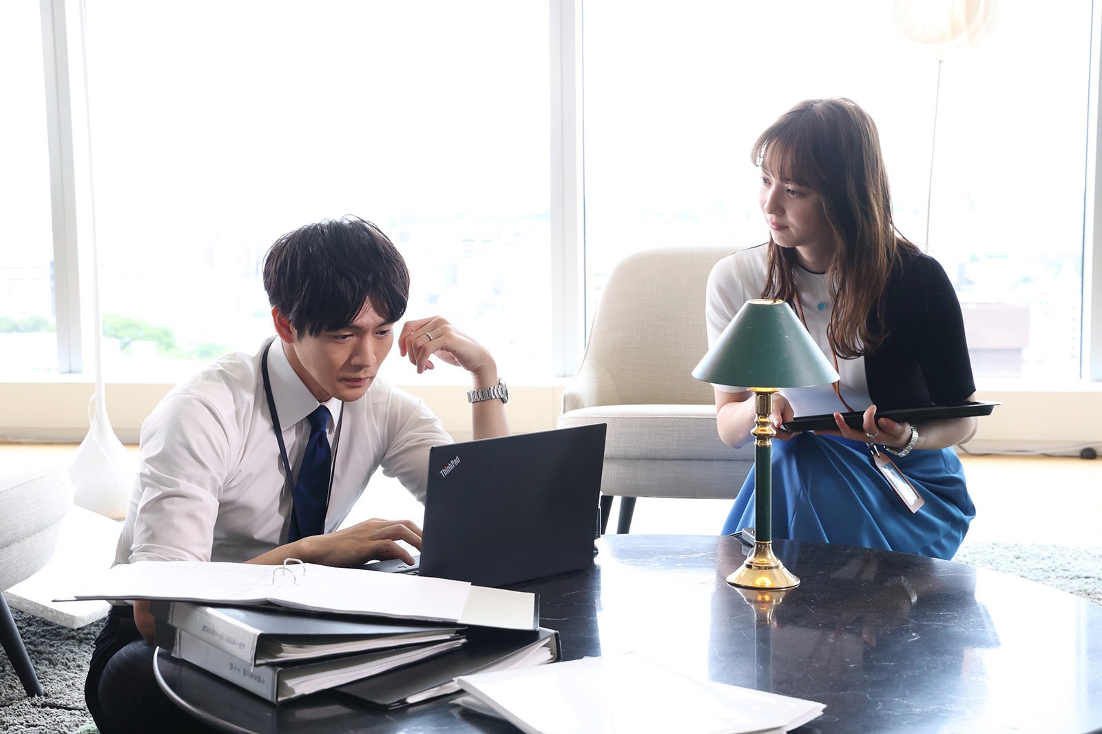 松下洸平、佐々木希／「やんごとなき一族」第6話より（C）フジテレビ