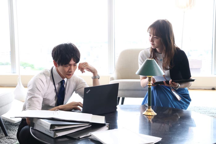 松下洸平、佐々木希/「やんごとなき一族」第6話より(C)フジテレビ