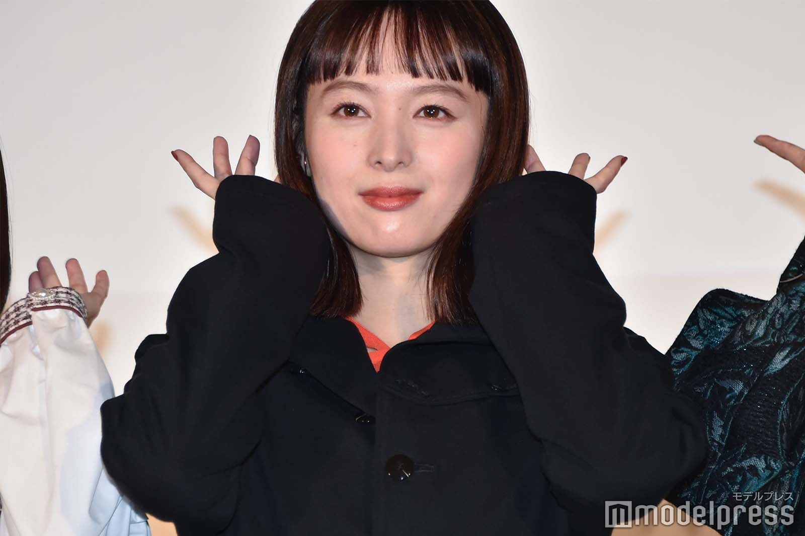 “耳すまポーズ”をする清野菜名 （C）モデルプレス