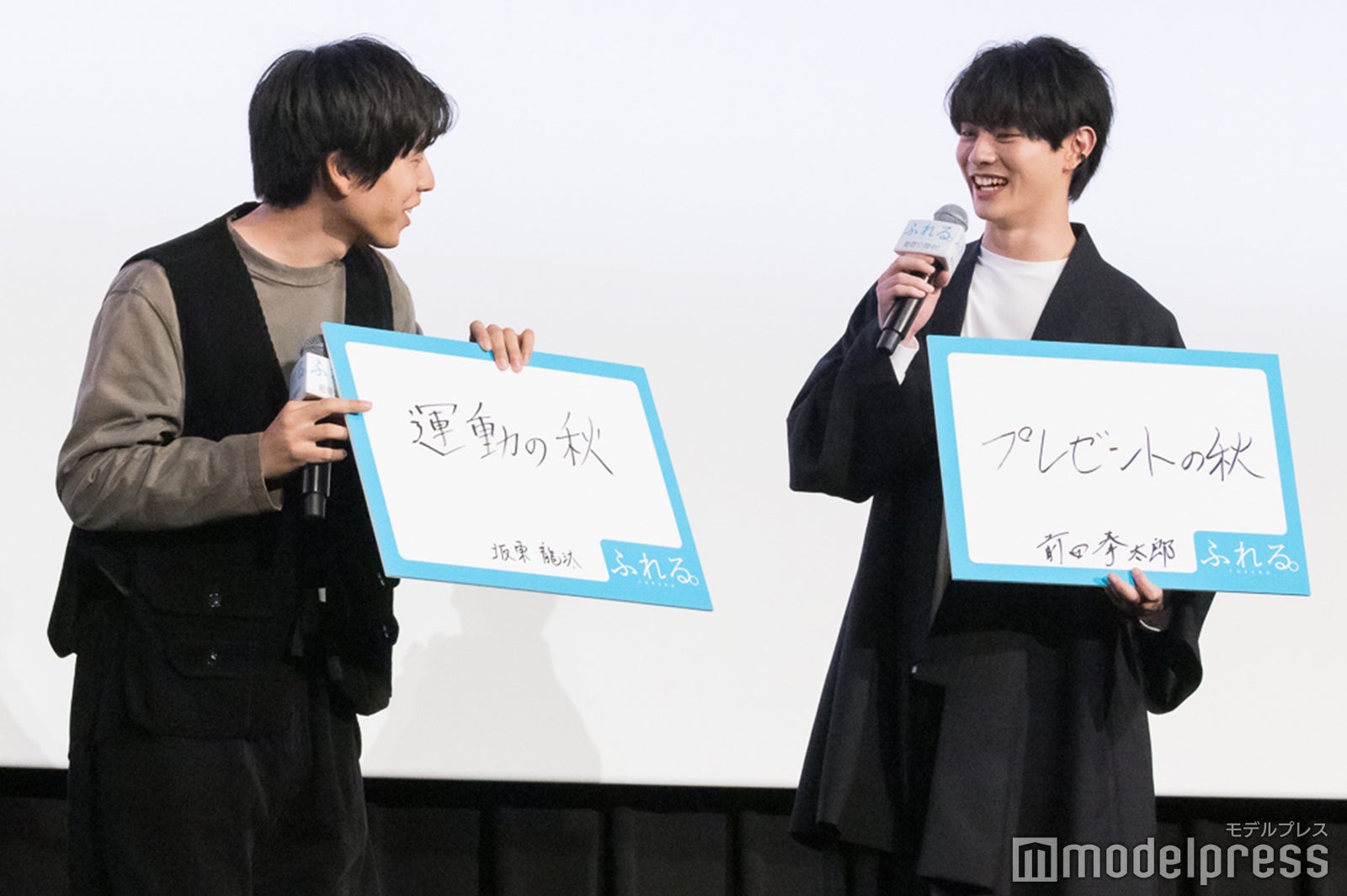 フリップを披露した坂東龍汰、前田拳太郎（C）モデルプレス