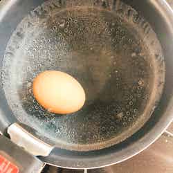 手順1：お湯に卵を入れる／画像提供：柏原歩