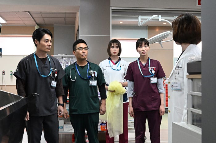 (左から)近藤公園、八嶋智人、トラウデン直美、岡崎紗絵、檀れい「マウンテンドクター」最終話より(C)カンテレ