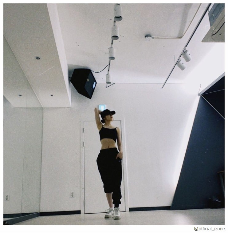 IZ*ONEチェヨン＆イェナ、美しすぎるくびれが話題「練習室でもパーフェクト」