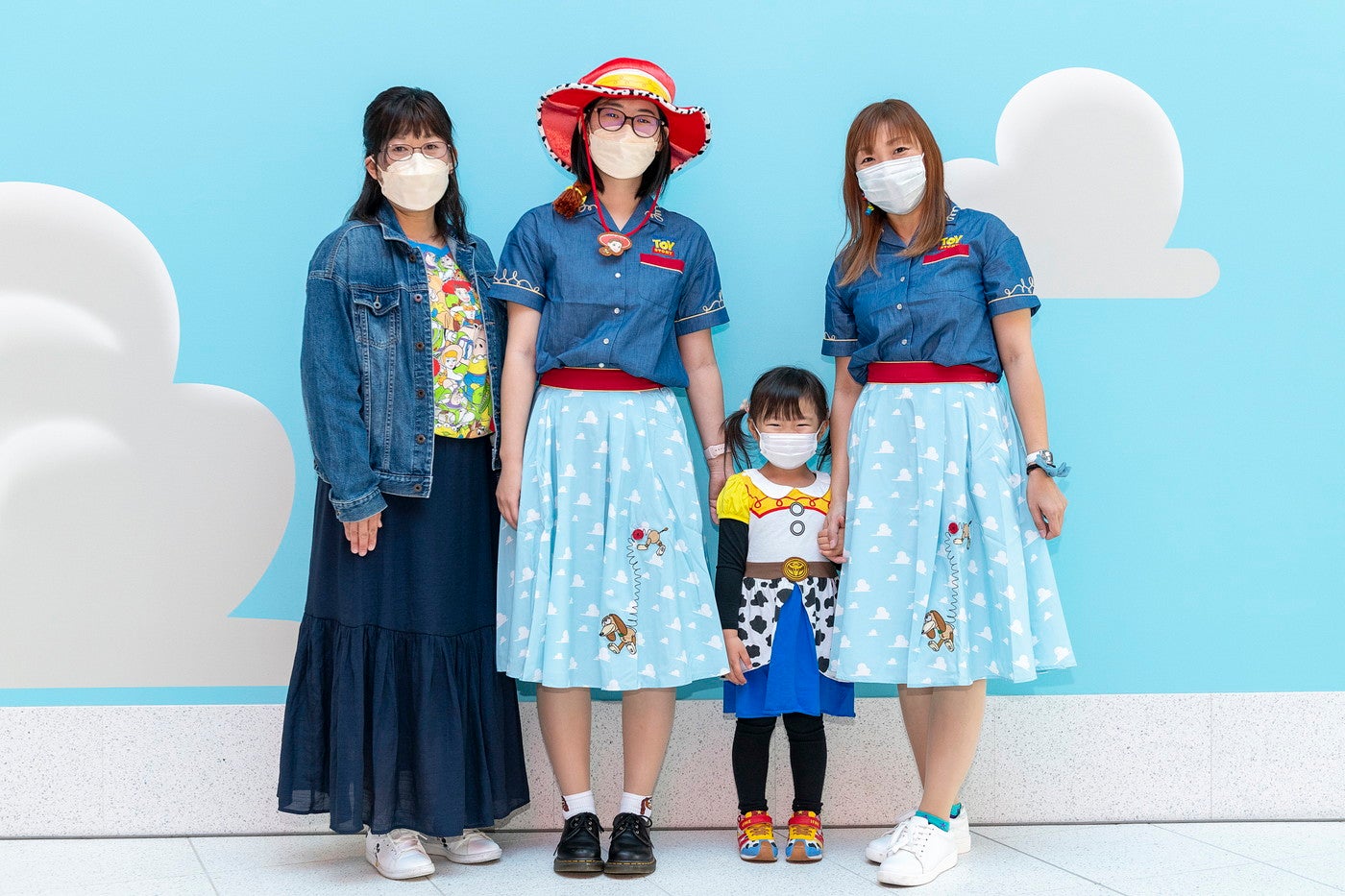 ファーストゲストの笠井家の家族と友人（C）Disney／Pixar