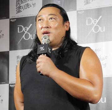 ロバート秋山「通常の油分でやってまいりました」 テカテカのツバキオイルボディで登場理由はライフスタイルにあり！？