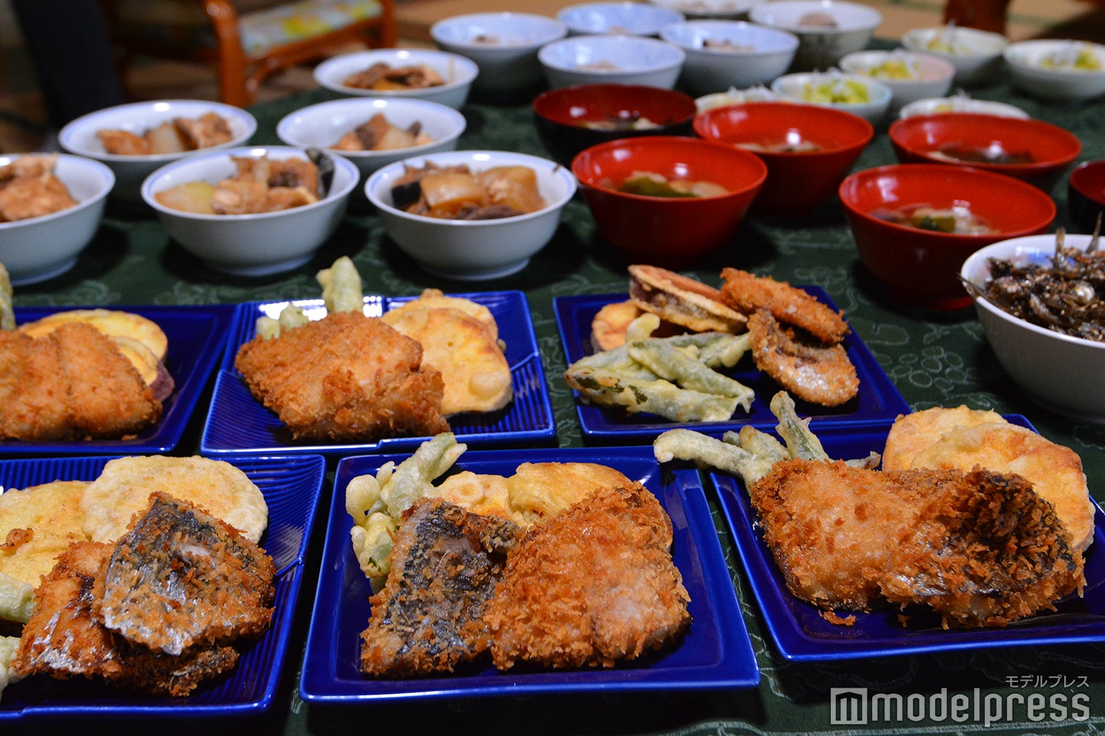 できあがったアジフライ＆一品料理（C）モデルプレス