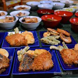 できあがったアジフライ&一品料理(C)モデルプレス