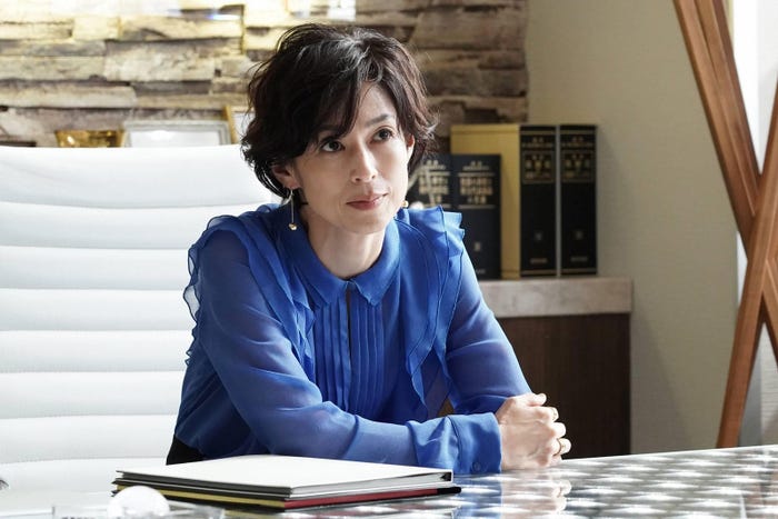 鈴木保奈美 「SUITS/スーツ」第2話より(C)フジテレビ