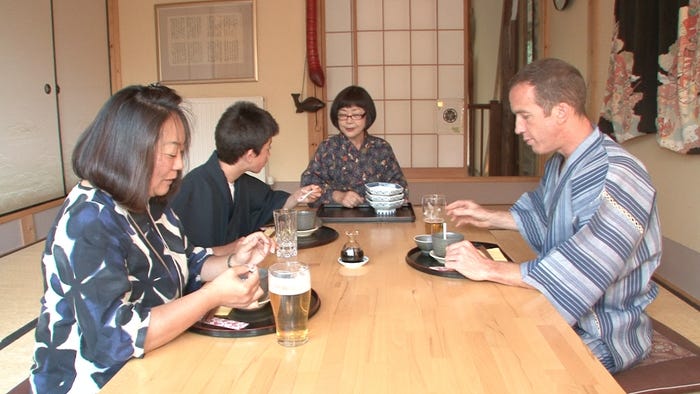 旅館の食事風景/画像提供:毎日放送