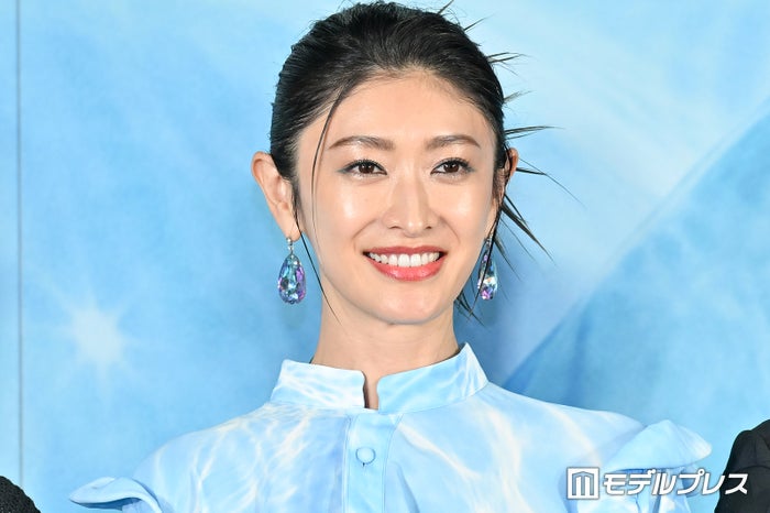 山田優、ヘソ出し＆美脚コーデで仲良しモデルと2ショット 抜群のスタイルに「お人形さんみたい」「今も仲良しでエモい」の声