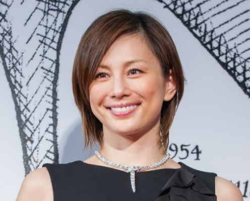 米倉涼子、結婚後初の公の場 美脚あらわに笑顔輝く