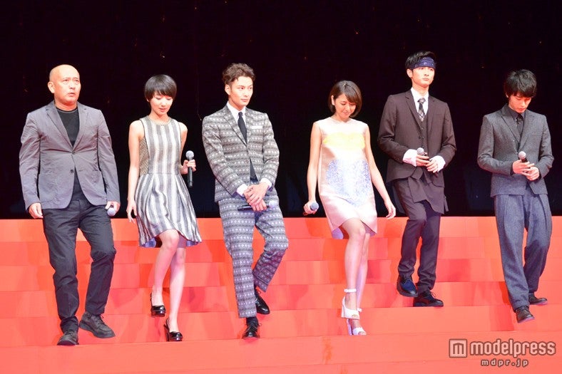 （左より）新城穀彦監督、波瑠、岡田将生、長澤まさみ、高良健吾、中村蒼