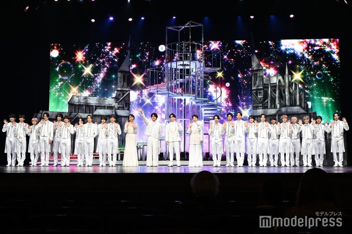 (後列左から)豊田陸人、青木滉平、内村颯太、久保廉、小田将聖、鈴木悠仁、瀧陽次朗、山井飛翔、長瀬結星、稲葉通陽(前列左から)田村海琉、ヴァサイェガ渉、北川拓実、黒田光輝、川崎皇輝、紫吹淳、森本慎太郎、渡辺翔太、鳳蘭、織山尚大、深田竜生、檜山光成、元木湧、安嶋秀生、川崎星輝(C)モデルプレス