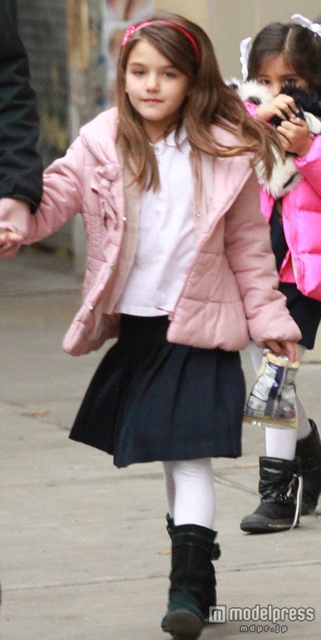 トム・クルーズ娘スリちゃん、お手頃価格のアイテムで通学