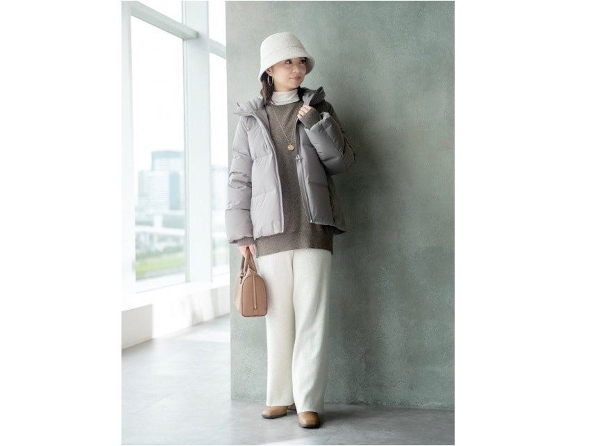 暖かさ抜群のシームレスダウンパーカを明るいカラーでまとめて 出典:WEAR