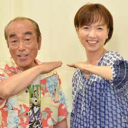 「志村けん×いしのようこ合同取材会」に登場した、志村けん(左)といしのようこ(右)