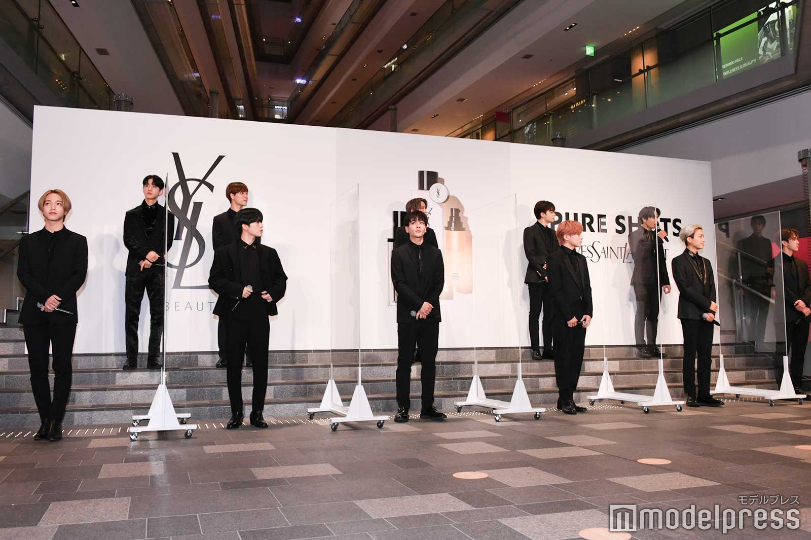 （後列）佐藤景瑚、金城碧海、白岩瑠姫、鶴房汐恩、與那城奨（前列）大平祥生、木全翔也、豆原一成、川西拓実、川尻蓮、河野純喜（C）モデルプレス