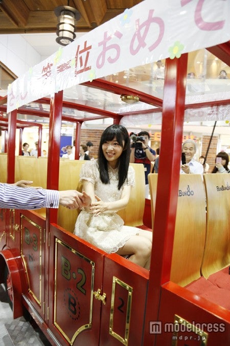 JR大分駅での指原莉乃（C）AKS