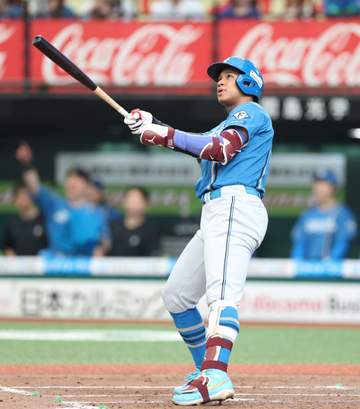 日本ハム 万波の特大ソロで追加点 左翼席中段へ確信の一発
