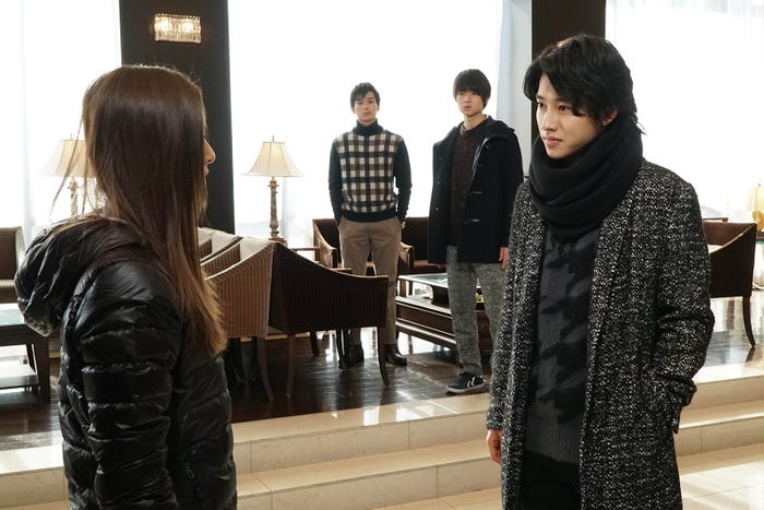 新木優子、新田真剣佑、佐野勇斗、山崎賢人/「トドメの接吻」第5話より(C)日本テレビ