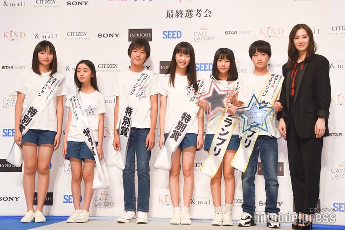 大塚梨々愛さん、三谷宥貴奈さん、吉原徠地くん、山下森羅さん、渡邉心結さん、酒井大地くん、北川景子 (C)モデルプレス