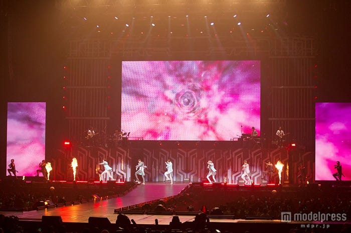 躍動感溢れるステージ/SHINee