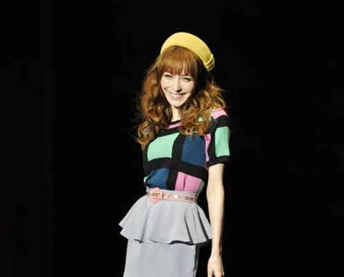 <速報>藤井リナ、ハッピースマイル全開!ミニスカで美脚披露