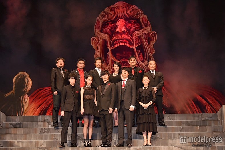 （前列左から）本郷奏多、水原希子、三浦春馬、長谷川博己、石原さとみ（後列左から）樋口真嗣監督、松尾諭、三浦貴大、桜庭ななみ、ピエール瀧、國村隼