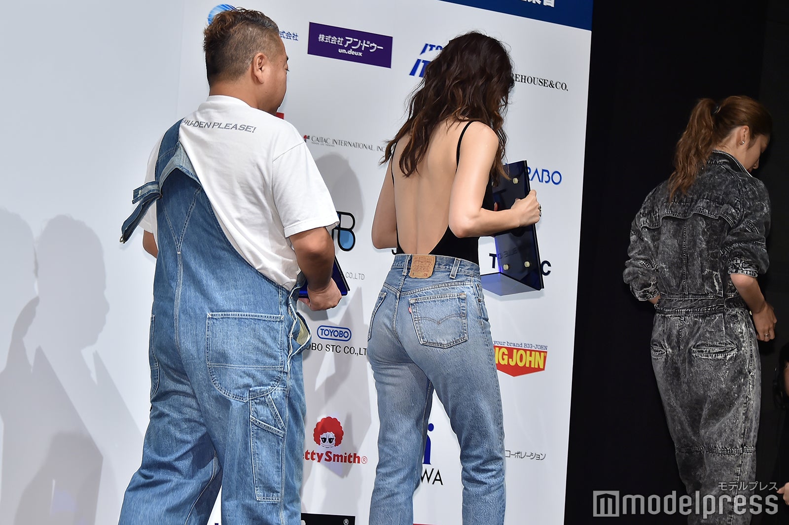 降壇する出川哲朗、長谷川京子、楓 （C）モデルプレス