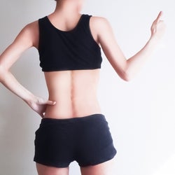 とっても簡単!脇腹をすっきりさせる壁トレーニング