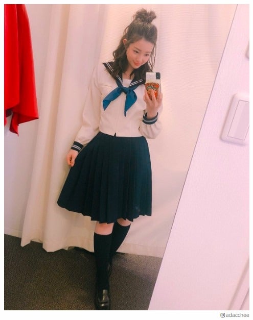 足立梨花、セーラー服姿を披露「可愛すぎ」「似合う」ファンから絶賛の声