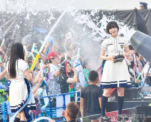 欅坂46平手友梨奈、笑顔ではしゃいだ「欅共和国2018」MCでは“はにかむ”「そんなに私のトーク入れてこないで」