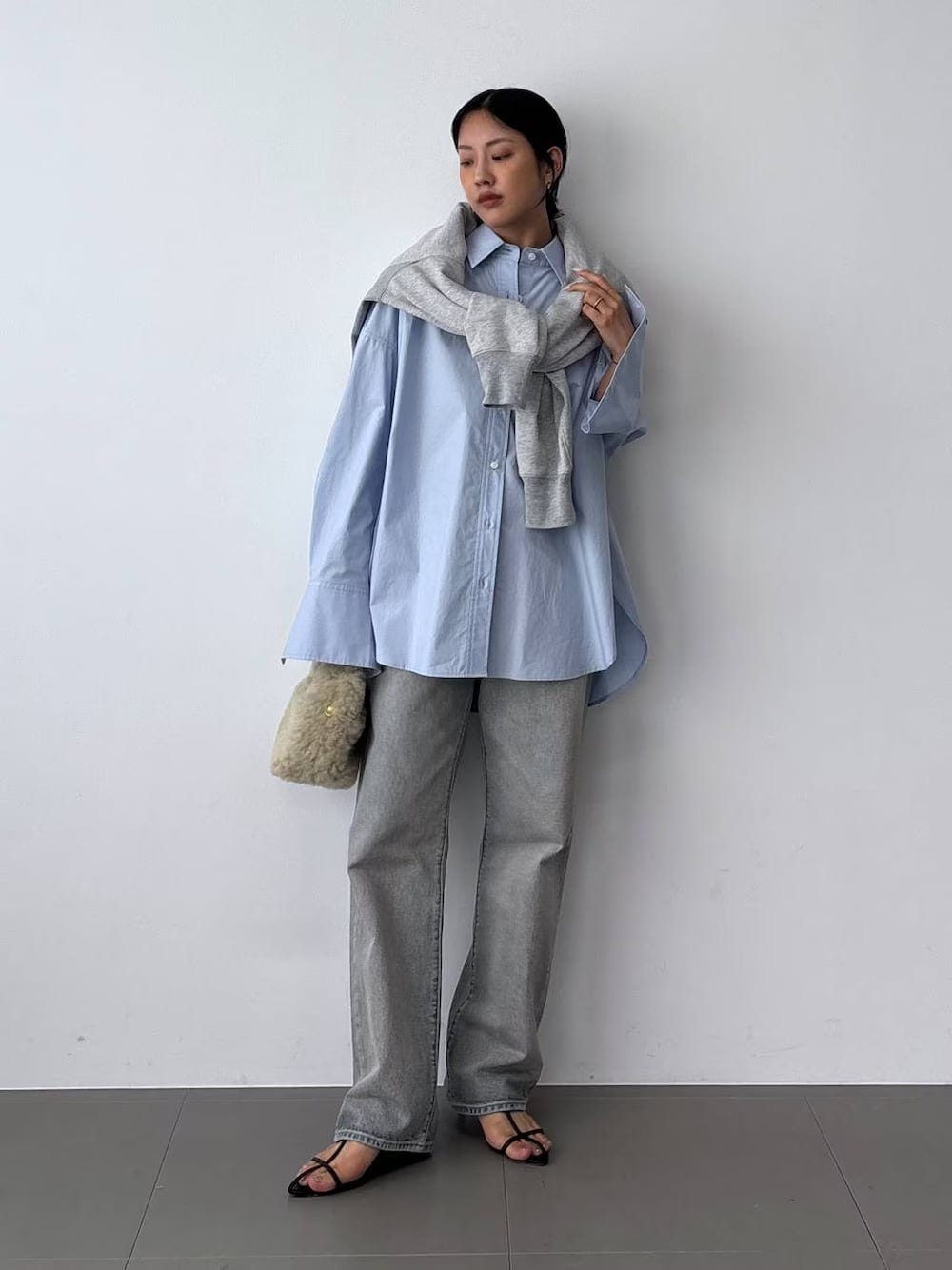 洗いをかけたようなグレーが新鮮です　出典：WEAR