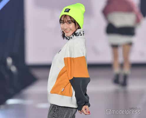 平祐奈、振り返った笑顔にキュン スポーティーコーデで魅了<関西コレクション2022A/W>