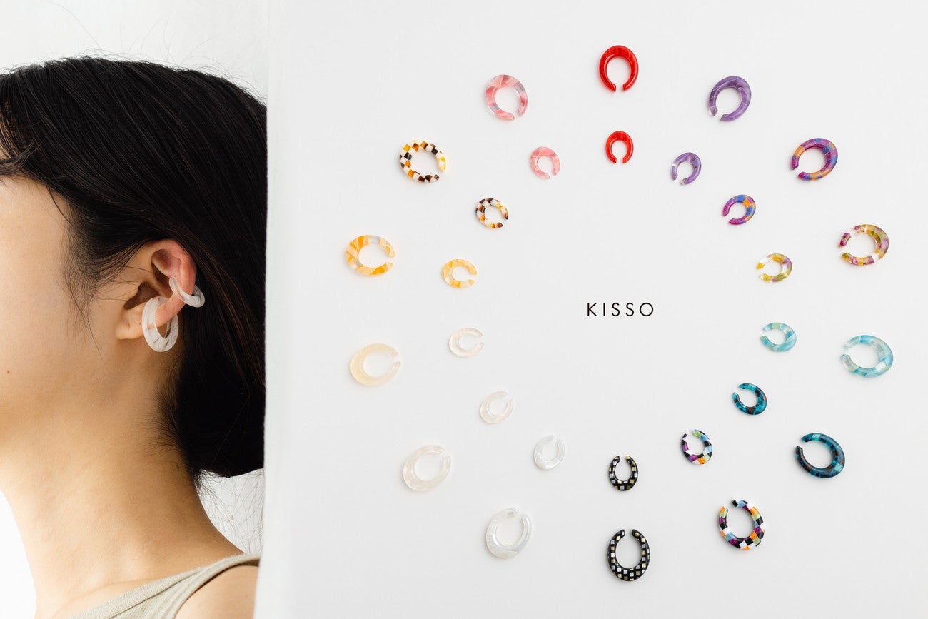 視線を誘う、個性的なイヤリングも人気／提供画像