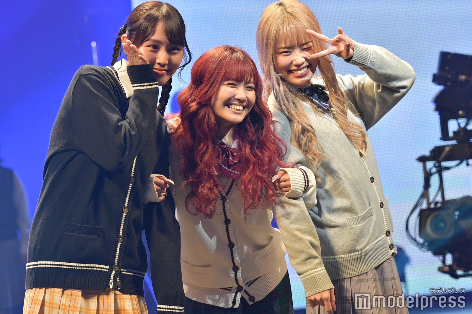 フォーエイト48あみか・鹿の間・あいなん、腕組みで仲良しランウェイ 派手髪も光る＜学生ランウェイ＞