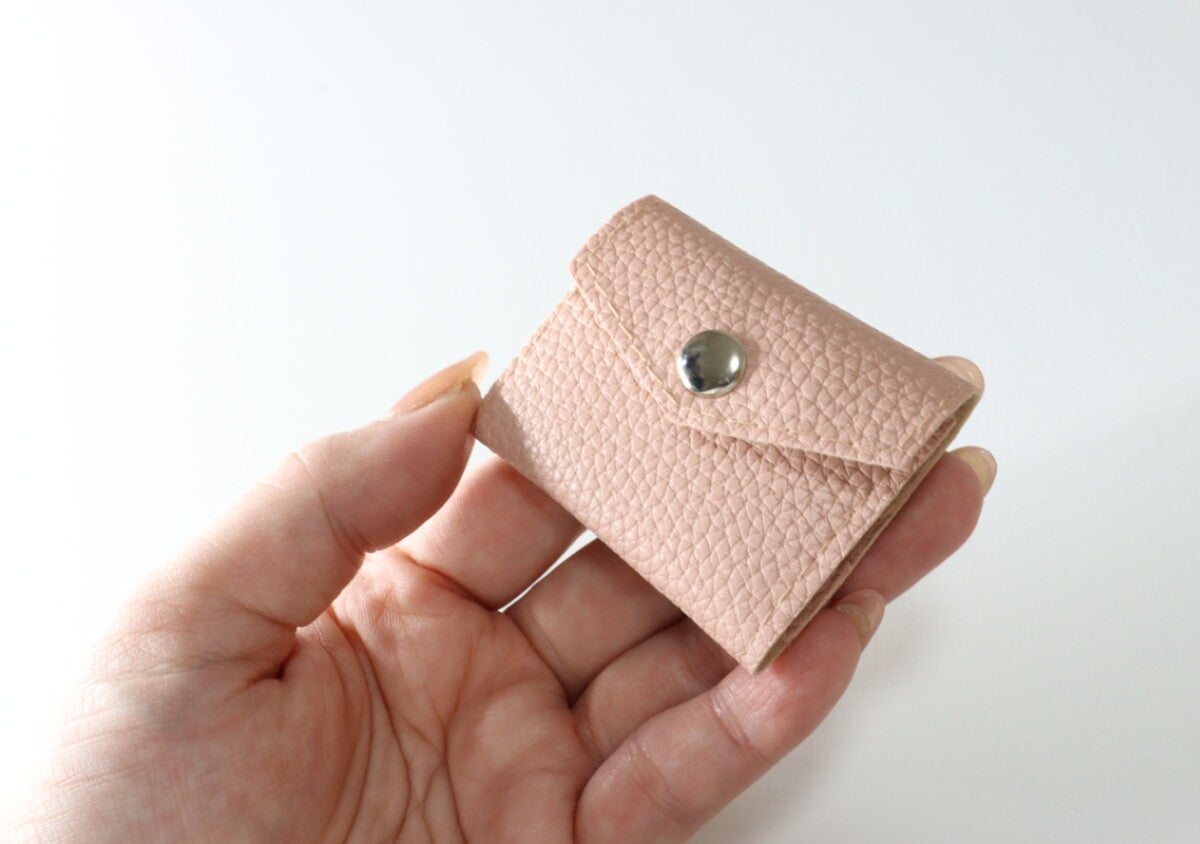 胸ポケットにも余裕で入る超ミニサイズ！お出かけの強い味方の100均ケース