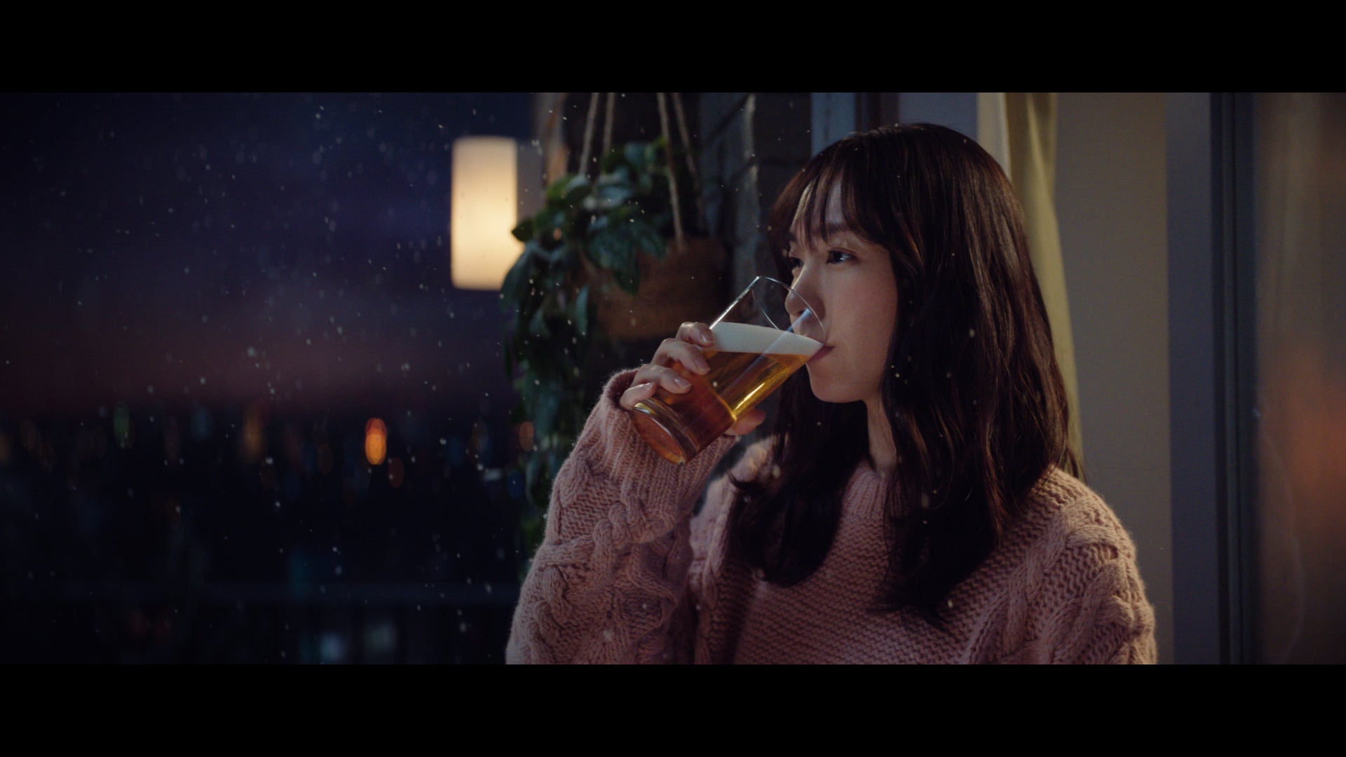 新垣結衣、新年に家でビール満喫 ホッとした表情にほっこり