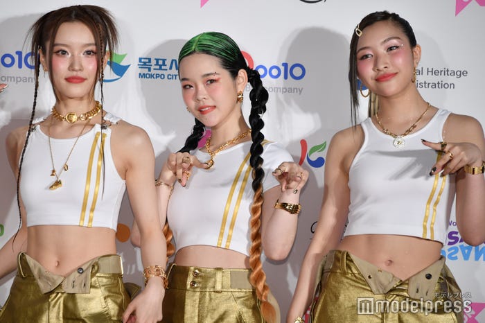 ALPHAZポーズをするチサ、ココナ、マヤ(C)モデルプレス