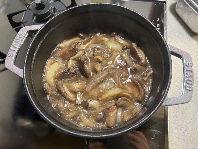 コンソメスープを注いで沸騰したら弱火にして、じゃがいもが柔らかくなるまで煮込みます。 コンソメスープを注いで沸騰したら弱火にして、じゃがいもが柔らかくなるまで煮込みます。